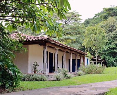 Casona histórica ubicada en el interior de la propiedad. Foto tomada de: Fundazoo
