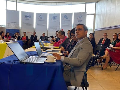 Irving Mathews, asesor legal del despacho de la Ministra de Educación, Anna Katharina Müller.