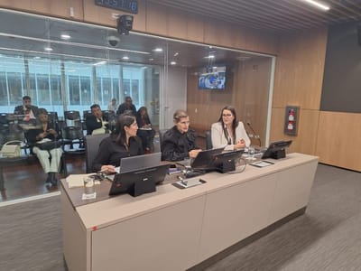 En el centro, Laura Fernández, ministra de la Presidencia. (CRH).