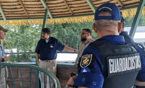 Mario Zamora durante una visita a Tortuguero. Foto: MSP.