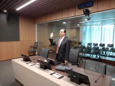 El ex auditor del banco, Manuel González, compareció bajo juramento ante los diputados.
