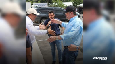 Rugeli Morales, alcalde de Talamanca, junto a Rodrigo Chaves, presidente de la República, el 28 de agosto durante la gira presidencial en Limón. Foto: Municipalidad de Talamanca