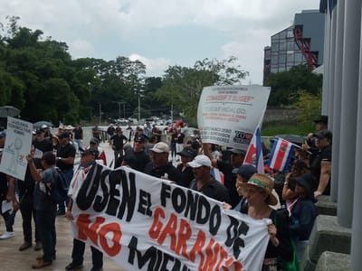 Afectados por el cierre de Coopeservidores marcharon como protesta este 4 de setiembre de 2024 en San José. CRH