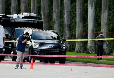 Agentes recolectan indicios en inmediaciones de club donde Trump jugaba golf/AFP