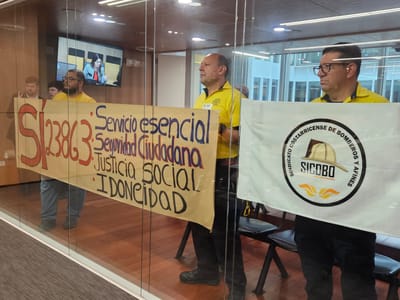 Un grupo de bomberos asistió a la audiencia. Foto: CRH.