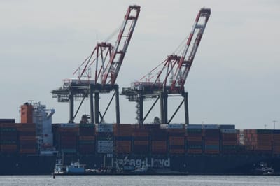 Un buque portacontenedores en la terminal de embarque del puerto de Newark visto desde Bayonne. AFP)