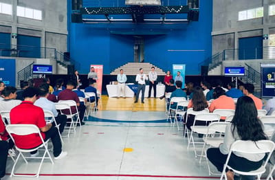 El evento reúne a siete equipos de estudiantes de colegios técnicos este año.