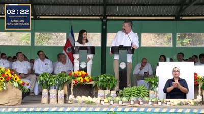 Gabriela Chacon, presidenta ejecutiva del INS, junto a Rodrigo Chaves, presidente de la República, en una actividad celebrada el 15 de mayo de 2024 en Tierra Blanca de Cartago. Captura de pantalla/Casa Presidencial