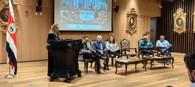 El foro fue organizado por la diputada del PLP, kattia Cambronero. Foto: cortesía.