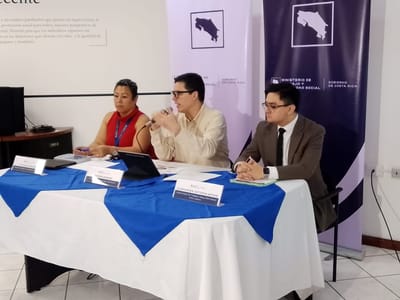En el centro, Andrés Romero, ministro de Trabajo y Seguridad Social. (CRH).