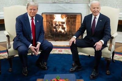 Donald Trump y Joe Biden en la Casa Blanca. (Foto: SAUL LOEB / AFP)