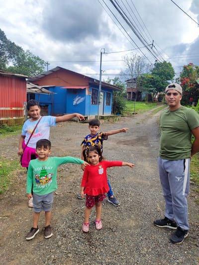 Familia venezolana. Los cuatro hijos de Adri y su esposo.