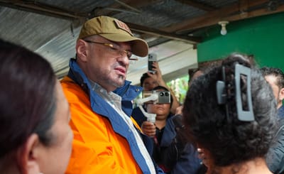 Rodrigo Chaves Robles, presidente de la República, porta una gorra alusiva a la UEI durante una gira presidencial a Guanacaste en noviembre de 2024. Foto: Casa Presidencial
