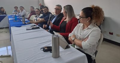 Marilyn Arias (de rojo) decana de la Facultad de Ingenierías y TICs de la Universidad Latina y Alexander Vargas, vicerrector académico, participaron en la actividad