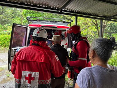 Cruzrojista rescató a adulto mayor de 104 años y quien sufre de una discapacidad.