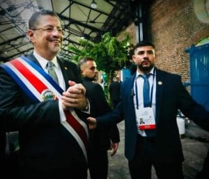 Calvo junto con el presidente Rodrigo Chaves. Foto publicada por Calvo en sus redes sociales