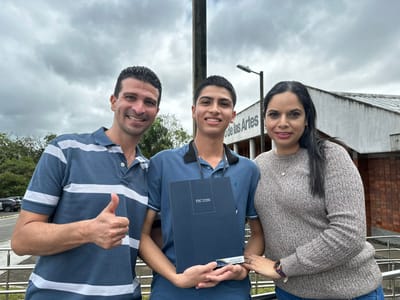 Manrique y sus padres, Yacxander Gutiérrez y Shirley Hernández.