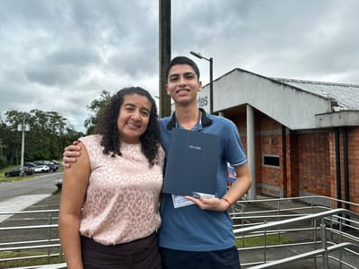 Manrique Gutiérrez y su profesora del CTP de Alajuelita, Andrea Álvarez.
