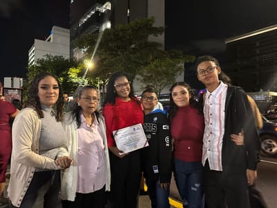 Shanor con su mamá, María, sus dos hijos Daniel y Deyber y sus sobrinas, Daniela y Angie Casasola.