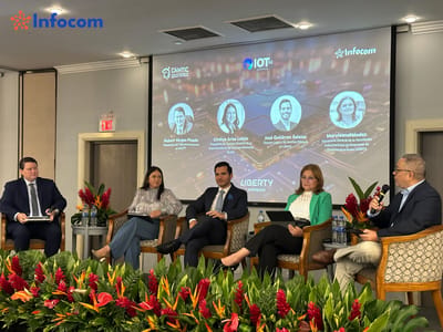 Hubert Vargas, viceministro de Telecomunicaciones; Cinthya Arias, presidenta del Consejo Directivo de la Sutel; José Gutiérrez, director Legal y de Asuntos Públicos de Liberty; Maryleana Méndez, secretaria general de Asiet y Adolfo Cruz, presidente de Camtic.
