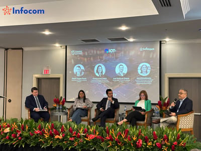 Hubert Vargas, viceministro de Telecomunicaciones; Cinthya Arias, presidenta del Consejo Directivo de la Sutel; José Gutiérrez, director Legal y de Asuntos Públicos de Liberty; Maryleana Méndez, secretaria general de Asiet y Adolfo Cruz, presidente de Camtic.