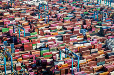 Contenedores en Qingdao, puerto de China