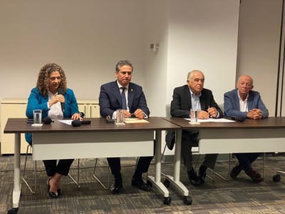 En el centro, Manuel Tovar, ministro de Comercio Exterior. (CRH).