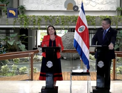 Marta Esquivel Rodríguez, expresidenta de la CCSS e imputada en el caso Barrenador, fue anunciada este 8 de enero como ministra de Mideplán. A la par, el presidente de la República, Rodrigo Chaves. Foto: Casa Presidencial