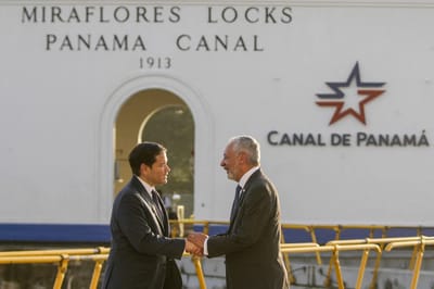 El secretario de Estado,&nbsp; Marco Rubio saluda al administrador del canal de Panamá, Ricaurte Sánchez, en su visita a las esclusas de Miraflores. (Mark Schiefelbein/ AFP).