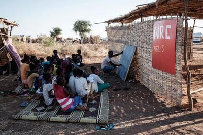 Un grupo de refugiados reciben lecciones de matemáticas como parte de los programas de ayuda y asistencia económica de Estados Unidos. Yasuyoshi CHIBA / AFP.