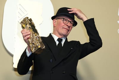 El director francés, Jacques Audiard, recibió la distinción a mejor película y realización a "Emilia Perez". Thomas SAMSON / AFP.