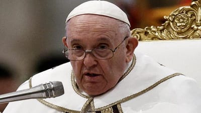 El estado del papa "mejora" y se encuentra "estable", aunque su "cuadro clínico sigue siendo complejo". AFP.