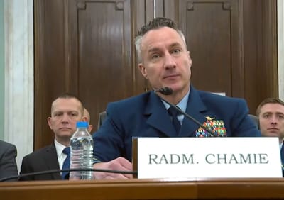 Admirante Adam A. Chamie, brindó el informe el 26 de febrero ante un comité del Senado de EE.UU. Captura de pantalla/Senado de EE.UU.