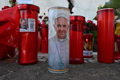 Candelas encendidas en jornadas de oración por la salud del papa Francisco, quien tiene 18 años hospitalizado.&nbsp; Alberto PIZZOLI / AFP.