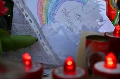 Decenas dejan dibujos, miles envían cartas y oran por la pronta recuperación del papa Francisco. Alberto PIZZOLI / AFP.