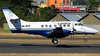 Fotografía difundida por la Policía de Honduras el 17 de marzo de 2025 que muestra la avioneta Lanhsa que se estrelló tras despegar en Roatán.