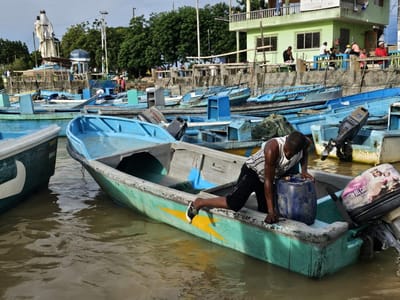 Un pescador de río Esmeralda, Ecuador, lidia con los daños de la contaminación por hidrocaburos. (Julio Galarza / AFP)