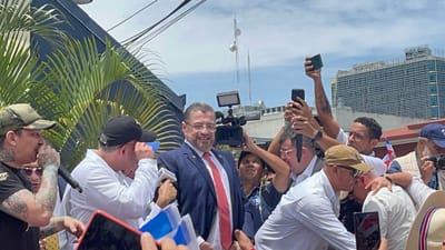 El presidente de la República, Rodrigo Chaves, promovió y participó en la marcha contra el fiscal general. CRH
