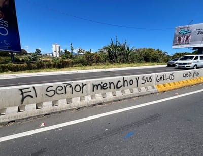 En La Uruca, en la autopista General Cañas, apareció un grafiti dedicado a "El Mencho", líder del reconocido cartel Jalisco Nueva Generación.
