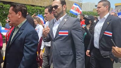 El gabinete de Rodrigo Chaves participó en la marcha contra el fiscal general. Imagen: Captura de pantalla de la transmisión hecha en Facebook por el periodista Édgar Chinchilla