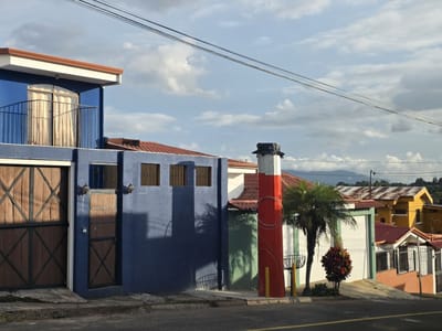 Vecinos de Heredia cuestionan permiso para instalar antena en acera de Urbanización
