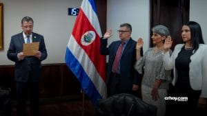 Rodrigo Chaves, presidente de la República, y tres nuevos directivos del Banco Nacional. (Casa Presidencial).