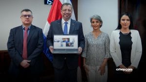 Rodrigo Chaves, presidente de la República, y tres de los nuevos directivos del Banco Nacional. (Fotografía de Casa Presidencial).