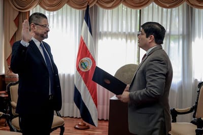 Carlos Alvarado y Rodrigo Chaves, cuando este último fue juramentado como ministro de Hacienda. Foto de agosto de 2019. Casa Presidencial