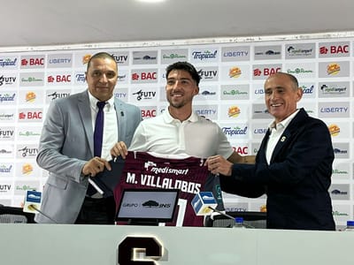 Erick Lonis es presentado en el Comité Deportivo de Saprissa.