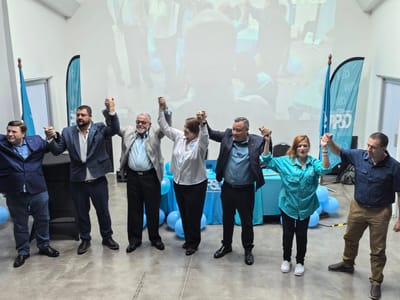 Francisco Gamboa, tercero de derecha a izquierda, fue ministro del MEIC en el gobierno de Chaves. Foto: Facebook