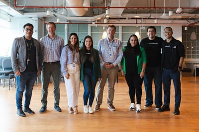 Eric Johnson, (segundo de izquierda a derecha) CEO de SurveyMonkey, en las oficinas de la compañía en Costa Rica