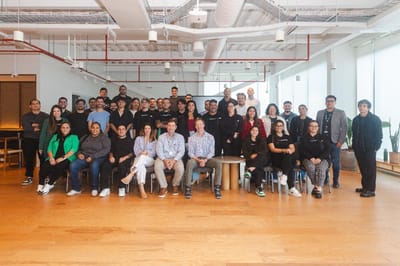 Eric Johnson, (al centro) CEO de SurveyMonkey, en las oficinas de la compañía en Costa Rica