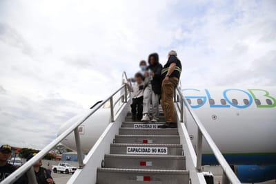 Migrantes deportados de Estados Unidos bajándose del avión en Costa Rica