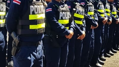 Un grupo de policías en fila.